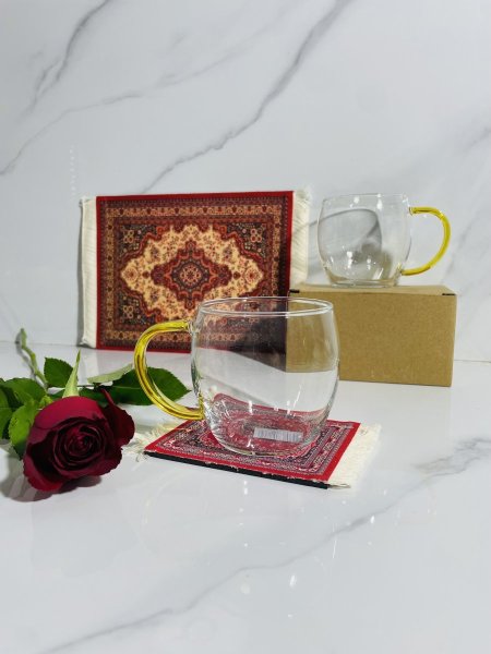 مج شفاف مع يد ذهبي